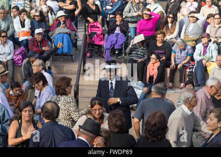 Lima, Peru - 29. August 2015: Die Leute an die öffentlichen Samstag Salsa-Event im Parque Kennedy in Viertel Miraflores. Stockfoto