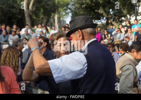 Lima, Peru - 29. August 2015: Die Leute an die öffentlichen Samstag Salsa-Event im Parque Kennedy in Viertel Miraflores. Stockfoto