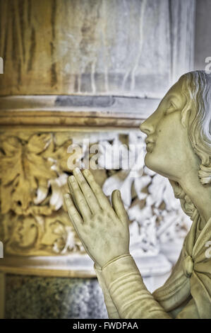 Engelsstatue auf der Dame de Mauley Denkmal in St. Nikolaus-Kirche, Hatherop, Gloucestershire, England. HDR Stockfoto