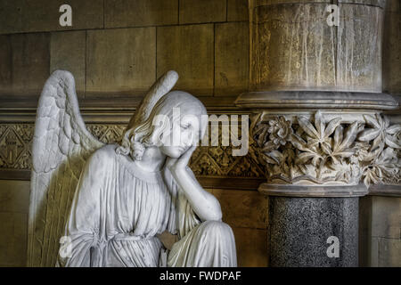 Engelsstatue auf der Dame de Mauley Denkmal in St. Nikolaus-Kirche, Hatherop, Gloucestershire, England. HDR Stockfoto