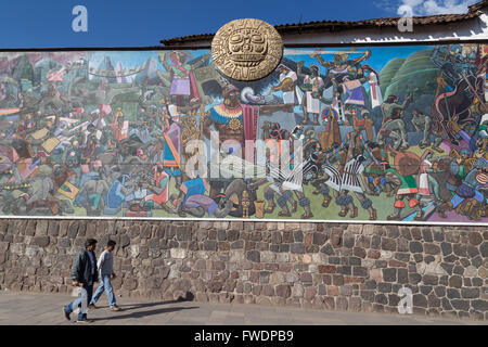 Cusco, Peru - 8. Oktober 2015: Passanten vor einem bunten Gemälde, Inca. Stockfoto