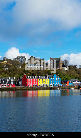 Bunte Häuser säumen den Hafen in den Hafen von Tobermory, Isle of Mull, Inneren Hebriden, Argyll und Bute Stockfoto