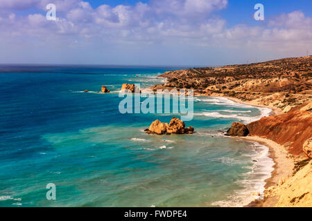 Seelandschaft mit Petra Tou Romiou, auch bekannt als Aphrodite Felsen ist ein Meer-Stapel in Paphos, Zypern. Stockfoto