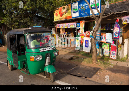 Sri Lanka, Trincomalee, Dockyard Road, Auto-Rikscha außerhalb experimentiert Stores, shop Stockfoto