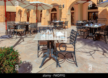 Restaurant im Freien Tische und Stühle. Stockfoto