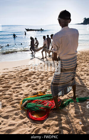 Sri Lanka, Hufeisen Trincomalee, Dutch Bay, moslemische Männer schleppen Netze von der Küste entfernt Stockfoto
