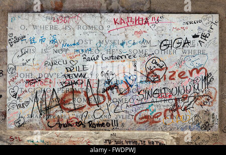 Verona, Italien: Graffiti auf Romeos Haus Stockfoto