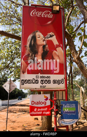 Sri Lanka, Giritale, am Straßenrand Coca Cola Werbeschild Stockfoto