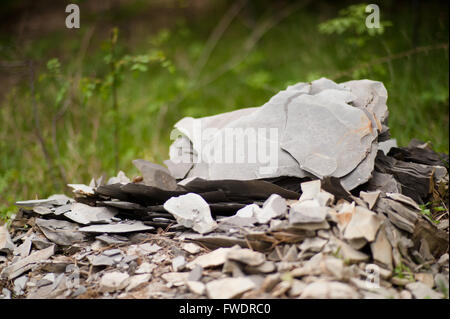 Mittelalterlichen Steinen in der Toskana vertreten seit Jahren, die unpassierbar und die stärkste Begrenzung von Menschen gebaut. Stockfoto