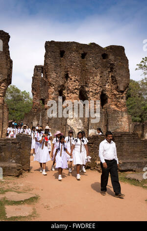 Sri Lanka, Polonnaruwa, Zitadelle, lokale Schulparty Königspalast mit Lehrer besuchen Stockfoto