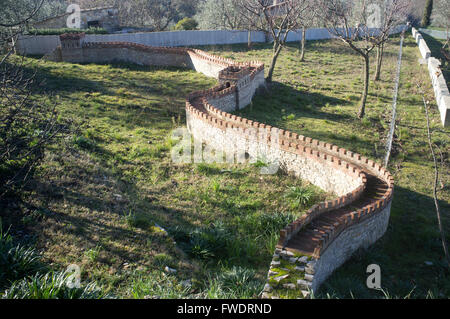 Mittelalterlichen Steinen in der Toskana vertreten seit Jahren, die unpassierbar und die stärkste Begrenzung von Menschen gebaut. Stockfoto