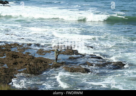 Ein Meer Angler Fische in den Golf von Biscaya von den Felsen in der Nähe von Concarneau, Bretagne, Frankreich. Stockfoto