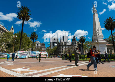 Buenos Aires, Argentinien - 4. Oktober 2013: Menschen auf der Plaza de Mayo in Buenos Aires, Argentinien. Stockfoto