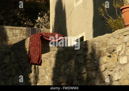 Mittelalterlichen Steinen in der Toskana vertreten seit Jahren, die unpassierbar und die stärkste Begrenzung von Menschen gebaut. Stockfoto