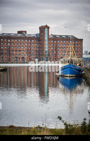 Westen schweben Merseyside Liverpool Docks gebaut Birkenhead aus Duke Street Brücke Lager Becken große Ziegel Mais Lager, Eas Stockfoto