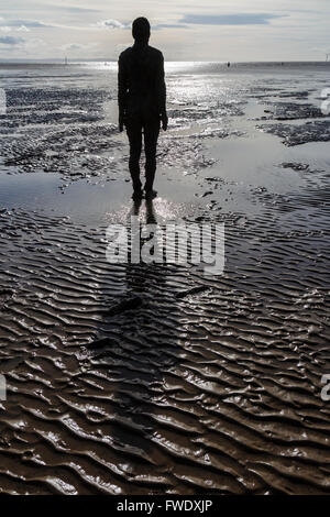 Sir Antony Gormley "Woanders" Statuen, Crosby Beach, Sefton, Merseyside, England Stockfoto