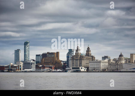 aus Westen schweben Merseyside Liverpool Birkenhead docks Liverpool Skyline mit Leber Gebäudefronten über den Fluss Mersey-c Stockfoto