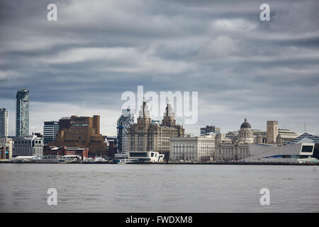 aus Westen schweben Merseyside Liverpool Birkenhead docks Liverpool Skyline mit Leber Gebäudefronten über den Fluss Mersey-c Stockfoto