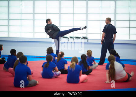 Taekwondo-Landeszentrale in Manchester School Kinder beobachten eine Demo Demo Klasse unterrichten lernen Stockfoto