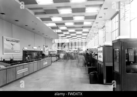 Internationalen Ankunftshalle am Terminal 2 Flughafen Heathrow um 1970 auf eine halb-Plattenkamera genommen. Beachten Sie die unbeaufsichtigte Taschen. Stockfoto