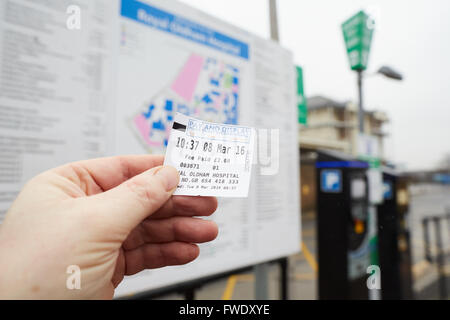 Oldham Royal Pennine akute Hospitals NHS Trust Parkschein in der hand Stockfoto