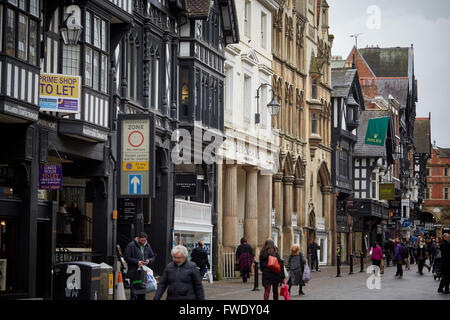 Chester Eastgate Street tudor Geschäfte Stadt historischen römischen Markt Stadtmitte in der Nähe der Grenze zu Wales, hat es eine Reihe von Stockfoto