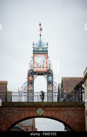 Chester Eastgate Street tudor Geschäfte Stadt historischen römischen Markt Stadtmitte in der Nähe der Grenze zu Wales, hat es eine Reihe von Stockfoto