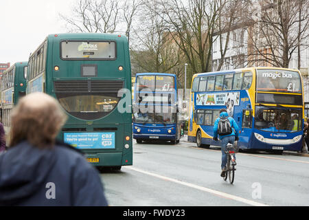 Manchester Oxford Road Korridor Wilmslow Road beschäftigt Busroute durch Manchester Universität Radfahrer Magic Bus Postkutsche Transport Stockfoto