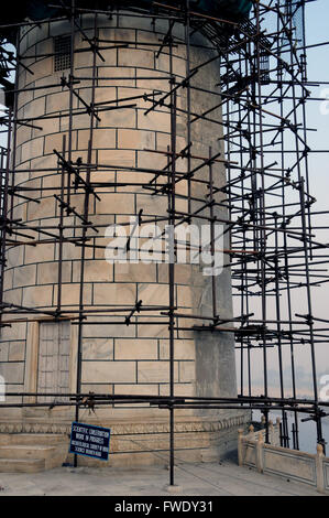 Arbeiten durchgeführt, um ein Minarett in der Welt zu reinigen berühmten Taj Mahal in Agra, Indien. Stockfoto