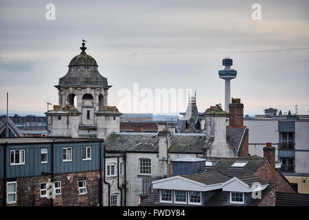 Skyline-Blick von The Royal Liverpool University Hospitals of Liverpool Radio City Tower (auch bekannt als St. John's Beacon) ist eine Stockfoto