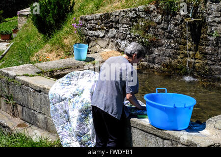 Mittelalterlichen Steinen in der Toskana vertreten seit Jahren, die unpassierbar und die stärkste Begrenzung von Menschen gebaut. Stockfoto