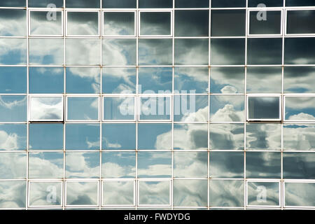 Milton Keynes Bürogebäude Glas Fenster Zusammenfassung. Milton Keynes, Buckinghamshire, England Stockfoto