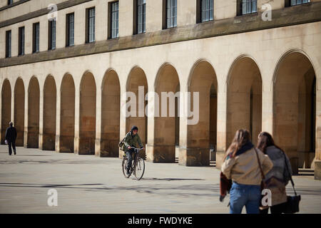 Freifläche Manchester Town Hall-Extension Bögen im Bereich St. Petersplatz Bike Fahrrad Radfahren Reiten Reiter Radfahren Übung Stockfoto