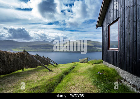 Rustikale Holzhütte auf den Färöer Inseln, Dänemark Stockfoto