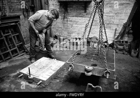 Gießerei molder Casting eine Plakette der "Das letzte Abendmahl" in Glynwed Gießereien in 1973 Stockfoto