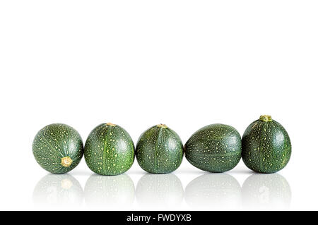 Fünf acht Ball Kürbisse isoliert auf weiss mit Reflexion. Stockfoto