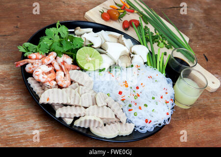 Gekochte Garnelen Glas Nudel und Schweinefleisch und König Austernpilze würziger Salat. Yum ist Woon Sen Thailand Essen. Stockfoto