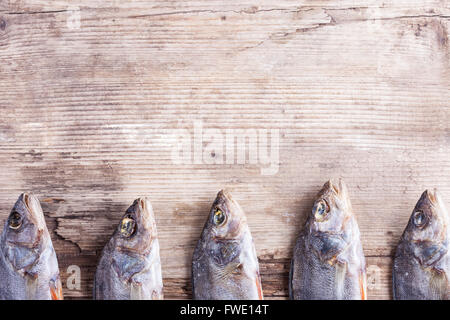 getrockneter Fisch auf dem alten Holz Brett Hintergrund Stockfoto