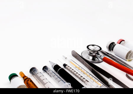 Stethoskop, Spritzen, Schere, Pinzette und Ampullen auf einer weißen medizinische Arbeitsfläche. Stockfoto
