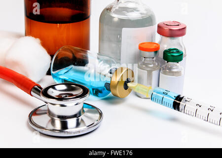 Medizinische Ampullen, Flaschen, Pillen und Spritzen isoliert auf weißem Hintergrund. Stockfoto