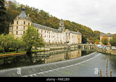 7. Jahrhundert Benediktiner Abtei von Saint-Pierre, Brantome, Dordogne, Frankreich, Fluss Dronne. Stockfoto