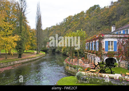 Fluss Dronne und Außenrestaurant, Brantome, Frankreich. Stockfoto