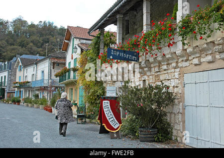 Frau rund um Tapisserie Shop, Brantome, Frankreich zu betreten. Stockfoto