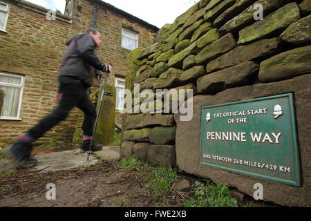 Ein Spaziergänger geht die Zeichen markiert den offiziellen Beginn der Pennine Way bei Edale im Peak District Nationalpark Derbyshire UK Stockfoto