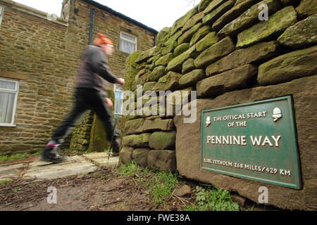 Ein Spaziergänger geht die Zeichen markiert den offiziellen Beginn der Pennine Way bei Edale im Peak District Nationalpark Derbyshire UK Stockfoto