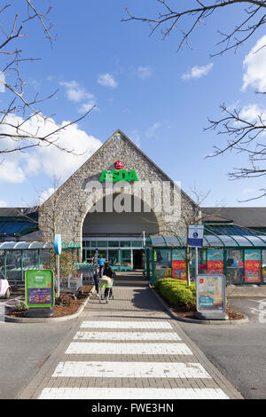 ASDA Supermarkt Kendal außerhalb 24-Stunden-Zeichen Stockfoto