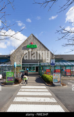 ASDA Supermarkt Kendal außerhalb 24-Stunden-Zeichen Stockfoto