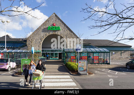 ASDA Supermarkt Kendal außerhalb 24-Stunden-Zeichen Stockfoto