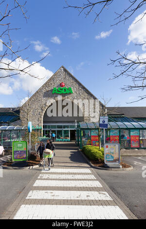 ASDA Supermarkt Kendal außerhalb 24-Stunden-Zeichen Stockfoto