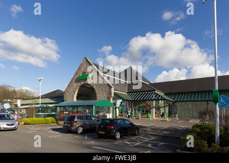 ASDA Supermarkt Kendal außerhalb 24-Stunden-Zeichen Stockfoto